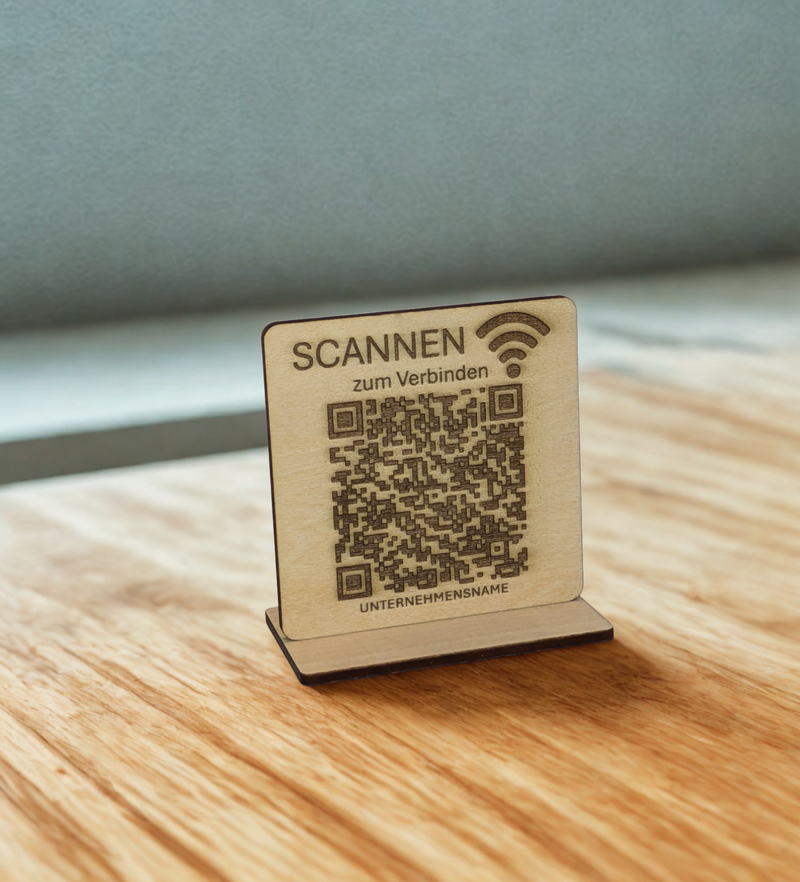 WLAN-Aufsteller aus Holz (7×7 cm) inkl. Kartenhalter. Wähle QR-Code oder Klartextgravur. Bitte sende Netzwerknamen & Passwort zur Personalisierung. Ideal für Gäste, Café, Büro oder Airbnb.