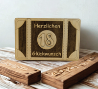 Gravierte Geschenkkarte aus Holz mit Koffer, Geldfach & Wunschtext – 14 x 9 cm, 6 mm dick. Alter & Spruch personalisierbar. Einzigartig zum Geburtstag!