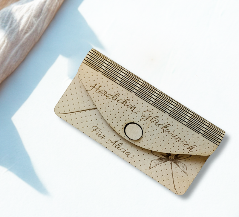 Liebevoll gestaltete Holzkarte zum Geburtstag, personalisierbare Gravur & Geldfach – charmantes Erinnerungsstück und stilvolle Verpackung für Geldgeschenke.