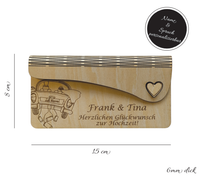 Charmante Holzkarte zur Hochzeit mit Hochzeitsauto, Herz-Ausstanzung & Geldfach – individuell gravierbar, stilvoll, persönlich & ideal für besondere Glückwünsche an das Brautpaar.