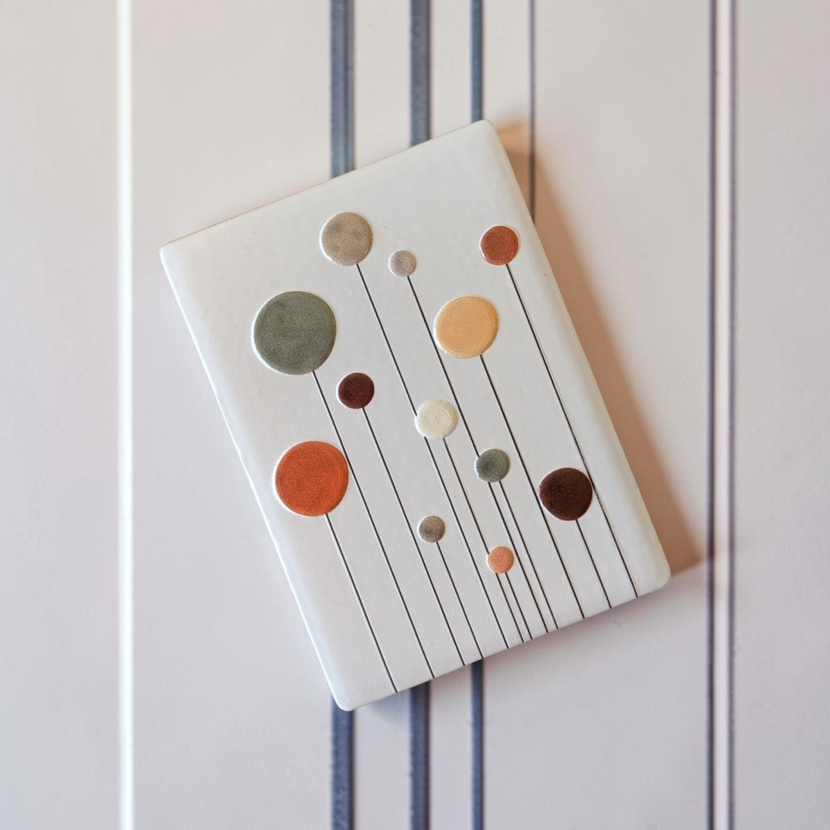 Rechteckiger, weißer Kühlschrankmagnet aus Keramik mit kunstvollen, abstrakt gezeichneten Blumen in bunten Farben wie Rosa, Orange und Blau im modernen Boho-Stil.