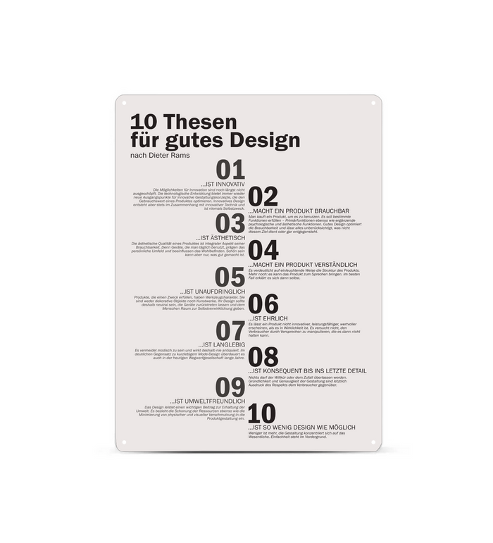 Ein hochkant ausgerichtetes, minimalistisches Metallschild im A3-Format mit den 10 Thesen für gutes Design nach Dieter Rams in deutscher Sprache. Die Typografie ist in klarem, schwarzen serifenlosen Text auf matt-weißem Hintergrund gedruckt. In den vier Ecken befinden sich dezente Vorbohrungen zur Montage.