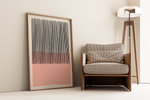Das Poster zeigt eine abstrakte, geometrische Darstellung in Rosa und Schwarz mit beigem Hintergrund.