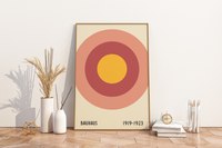 Dieses Bauhaus Poster zeigt dir drei Kreise in unterschiedlichen Farben. Das Poster ist einem Ausstellungsplakat von 1919 nachempfunden, ist so aber nie erschienen.