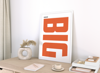 Dieses Poster im minimalistischen Stil zeigt den motivierenden Spruch "Dream BIG" in oranger Schrift. 
