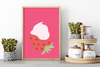 Das Poster für die Küche zeigt dir eine Erdbeere mit Sahne auf ihr. 