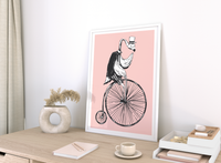 Das Poster zeigt einen Flamingo auf einem Hochrad mit Frack und Hut im vintage Stil. 