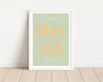 Das Surfer Poster mit verschiedenen Surfbretten im vintage Stil und schönem Himmelblau und Orange, ist die ideale Wanddeko für alle die ihr Wohnung im maritimen Einrichten.