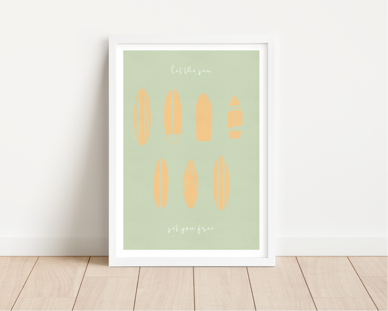 Das Surfer Poster mit verschiedenen Surfbretten im vintage Stil und schönem Himmelblau und Orange, ist die ideale Wanddeko für alle die ihr Wohnung im maritimen Einrichten.