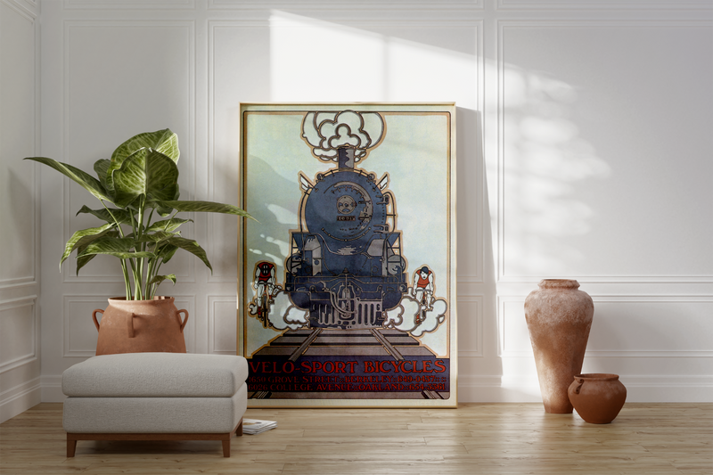 Bei dem Poster handelt es sich um den Nachdruck eines Plakates für Fahrräder. Auf dem Bild sind zwei Radfahrer und ein Zug zu sehen mit französischer Schrift. 