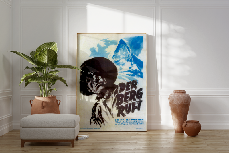 Bei dem Poster handelt es sich um den Nachdruck eines Filmplakates aus DDR zum deutschen Film "Der Berg Ruft". 