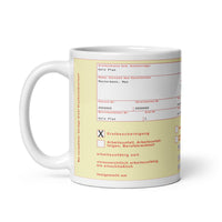 Diese lustige Tasse ist ideal als Geschenk für jeden Arbeitskollegen. Die Tasse zeigt einen gelben Krankenschein mit allen Daten. 