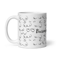 Die personalisierbare Tasse für deine beste Freundin zeigt unterschiedliche Formen von Brüsten und das Wort Busenfreundinnen. 