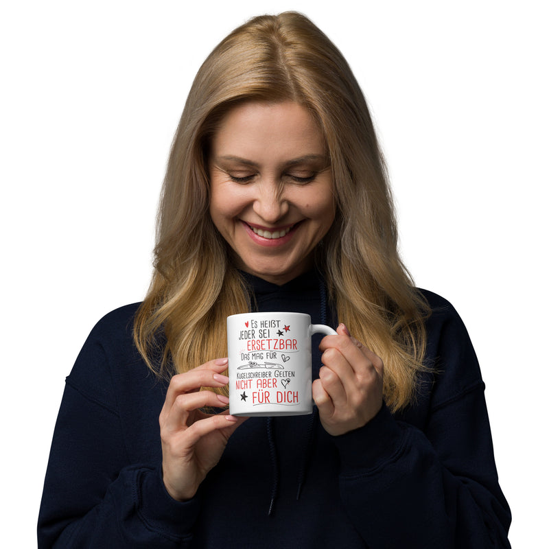 Diese Tasse mit dem lustigem Spruch " Es heißt jeder sei ersetzbar. Das gilt für Kugelschreiber, nicht aber für Dich" ist das perfekte Geschenk für eine liebgewonne Arbeitskollegin.