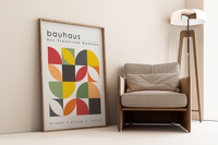 Dieses Bauhaus Poster zeigt dir verschiedenfarbige, für das Bauhaus typische geometrische Formen in unterschiedlichen Farben.