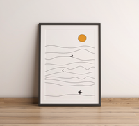 Dieses **Surf Poster** zeigt minimalistische **Wellen, Surfer & Sonne** – perfekt für Strand-Vibes zuhause! **Fineart-Druck** auf 200 g/m² Premium-Papier, erhältlich in verschiedenen Größen.