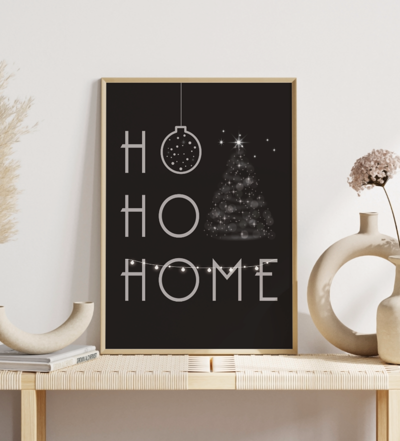 Minimalistisches Weihnachtsposter mit dem Schriftzug ‚Ho Ho Home‘ in Grün oder Schwarz, dekoriert mit Weihnachtsbaum, Kugel und Girlande – gedruckt auf hochwertigem Fineart-Papier.
