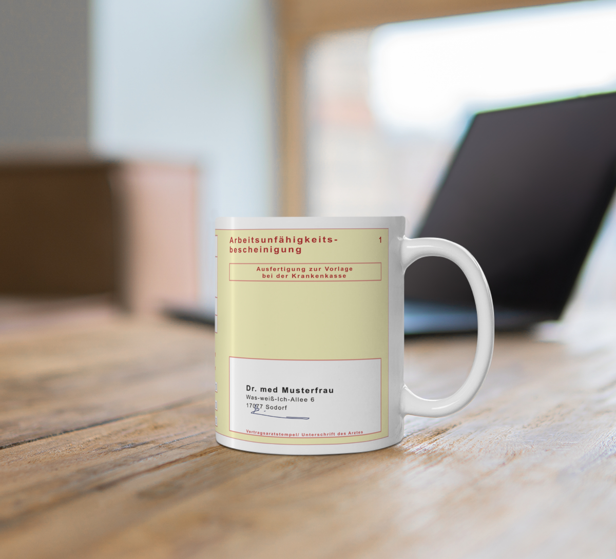 Personalisierte Krankenschein-Tasse für humorvolle Büro-Momente! Hochwertige Keramik, 0,3L, Panorama-Druck, spülmaschinenfest. Jetzt individuell anpassen & bestellen!