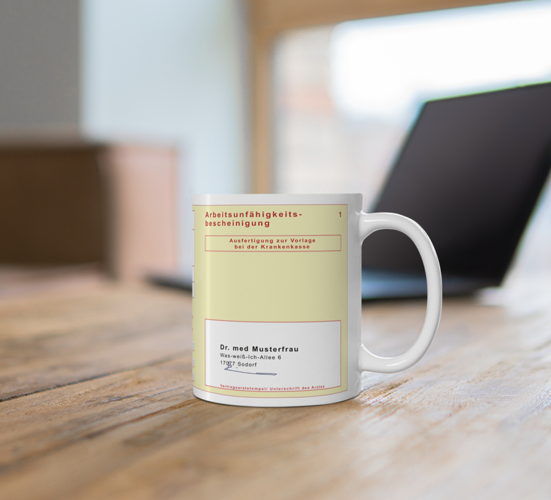 Personalisierte Krankenschein-Tasse für humorvolle Büro-Momente! Hochwertige Keramik, 0,3L, Panorama-Druck, spülmaschinenfest. Jetzt individuell anpassen & bestellen!