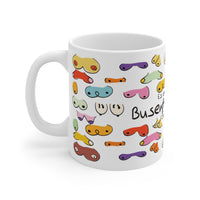 Die personalisierbare Tasse für deine beste Freundin zeigt unterschiedliche Formen von Brüsten und das Wort Busenfreundinnen. 