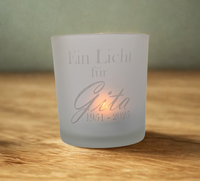 Frostweißes Teelichtglas mit individueller Gravur „Ein Licht für …“ und personalisiertem Gedenkdatum – stilvolles Trauerlicht für Erinnerungsrituale und Gedenktage.