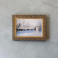 Rechteckiger Holz-Kühlschrankmagnet (8x6 cm) aus Birkensperrholz mit einem gedruckten Gemälde von Claude Monet. Das Bild wird von einem spürbaren 1,6 mm 3D-Relief-Galerierahmen in Gold oder rustikalem Holz umschlossen.