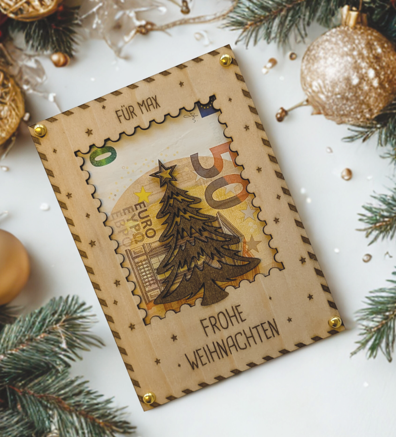 Hochwertige Holz-Weihnachtskarte mit Gravur, Sichtfenster für Geldgeschenke, 4 Motiven zur Auswahl, inklusive goldener Klammern – personalisierbar & nachhaltig verschenken.