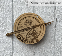 Handgefertigter Holzanhänger für Angler mit Angel, Fisch und personalisierbarem Namen 8,5 x 7,5 cm.
