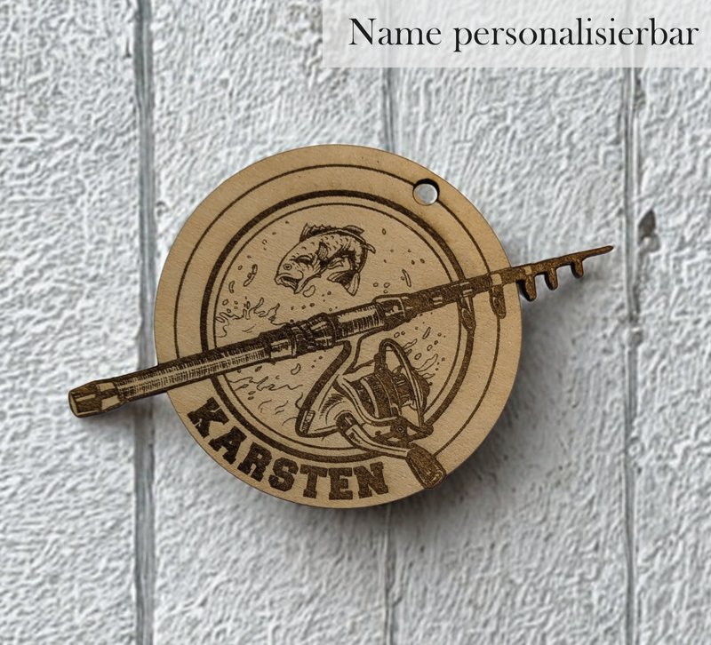 Handgefertigter Holzanhänger für Angler mit Angel, Fisch und personalisierbarem Namen 8,5 x 7,5 cm.
