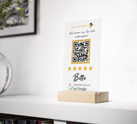 Dieser personalisierbare Google Bewertung QR-Code Aufsteller mit Holzfuss ist perfekt, um für dein Unternehmen zu werben. 