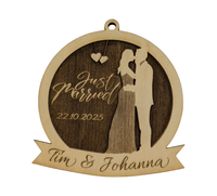 Personalisierter Holzanhänger "Just Married" mit Namen, Datum & Herzen – einzigartiges Hochzeitsgeschenk aus graviertem Sperrholz.