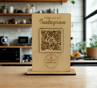 Social Media QR-Code Aufsteller aus Holz – Individuell für Instagram, TikTok, LinkedIn & mehr. Wunschtext & Logo/Firmennamen gravierbar. Hochwertige Theke-Deko inkl. Fuß. Jetzt personalisieren!