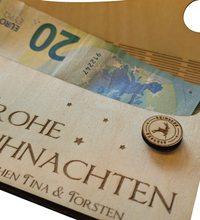 Handgefertigte Weihnachtskarte aus Holz mit festlichem Design, personalisierbar mit Namen & Wunschtext, inklusive Geldfach – ideal für stilvolle Grüße & kreative Geschenke!