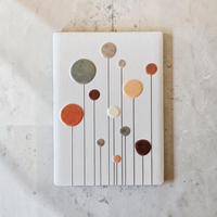 Rechteckiger, weißer Kühlschrankmagnet aus Keramik mit kunstvollen, abstrakt gezeichneten Blumen in bunten Farben wie Rosa, Orange und Blau im modernen Boho-Stil.