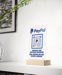 Dieses Acryl-Schild mit Holzfuss ist perfekt, um schnell Bezahlungen über PayPal abzuwickeln. 