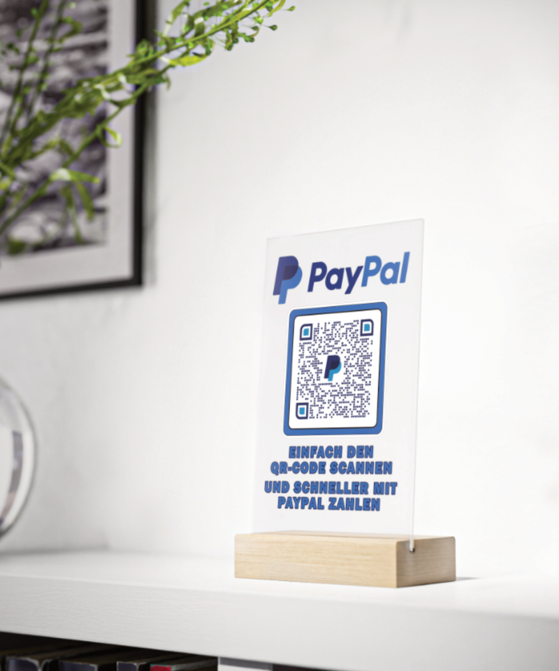 Dieses Acryl-Schild mit Holzfuss ist perfekt, um schnell Bezahlungen über PayPal abzuwickeln. 