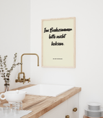 Dieses witzige Badezimmer Poster in Beige und Schwarz mit dem Spruch "Im Badezimmer bitte nicht koksen."