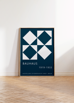 Das Bauhaus Poster zeigt dir in unterschiedlichen Anordnungen vier Rauten in Blau bzw. auf blauem Hintergrund.
