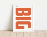 Dieses Poster im minimalistischen Stil zeigt den motivierenden Spruch "Dream BIG" in oranger Schrift. 