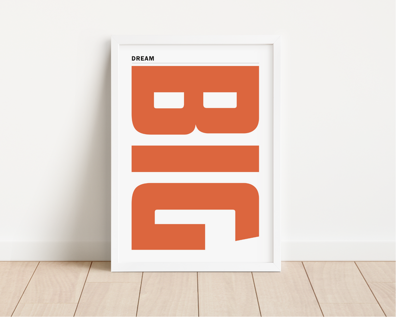 Dieses Poster im minimalistischen Stil zeigt den motivierenden Spruch "Dream BIG" in oranger Schrift. 