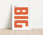 Dieses Poster im minimalistischen Stil zeigt den motivierenden Spruch "Dream BIG" in oranger Schrift. 