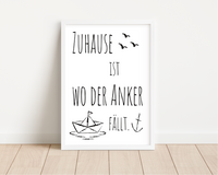 Schönes maritimes Poster mit einem Papierboot und dem Spruch Zuhause ist, wo der Anker fällt.