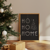 Das Weihnachtsposter zeigt dir in grün oder in schwarz den Spruch "Ho Ho Home" mit Weihnachtskugel, Weihnachtsbaum und Girlande.