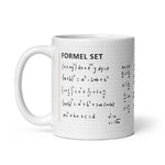 Diese Tasse mit der Definition des Wortes Mathelehrer oder Mathelehrerin inklusive Matheformeln ist das ideale Geschenk für alle Mathelehrer und Mathelehrerinnen. 