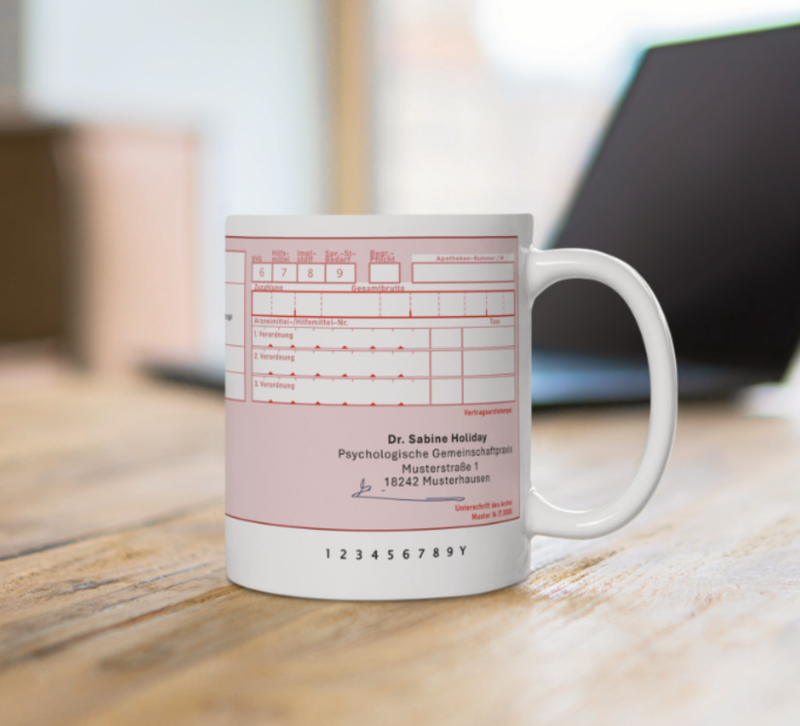 Keramiktasse mit rosa Arztrezept-Design, individuell personalisierbar mit Namen, Rezepttext und weiteren Angaben.