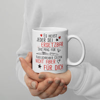 Diese Tasse mit dem lustigem Spruch " Es heißt jeder sei ersetzbar. Das gilt für Kugelschreiber, nicht aber für Dich" ist das perfekte Geschenk für eine liebgewonne Arbeitskollegin.