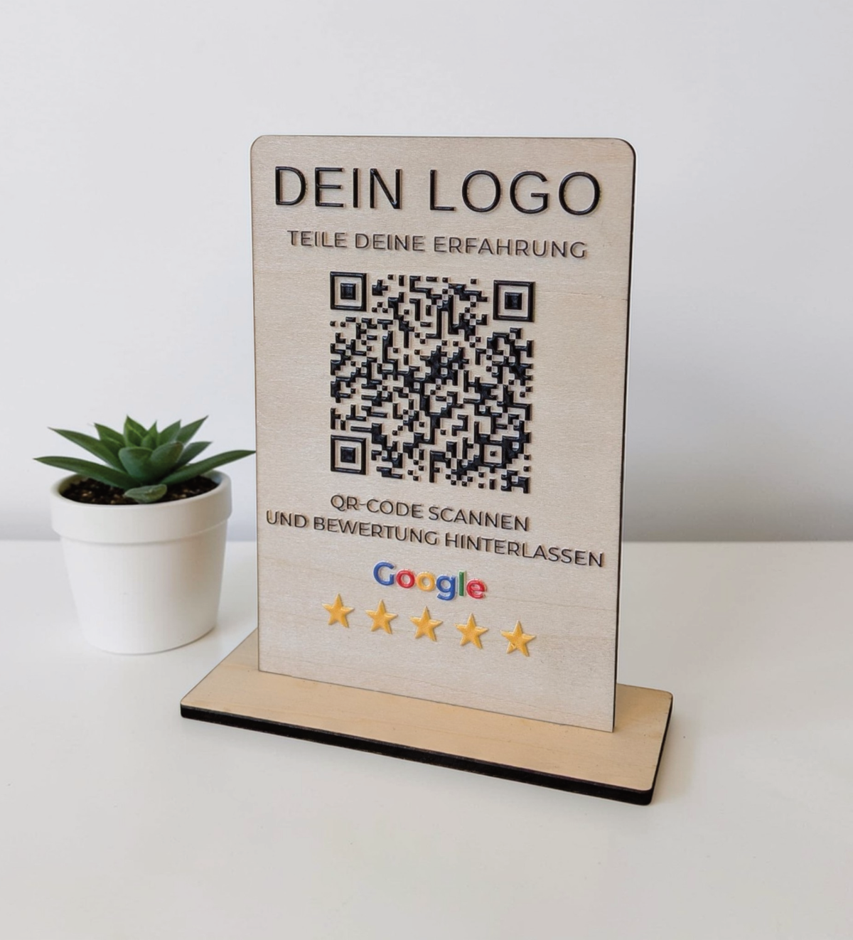 Google Bewertungs-Aufsteller aus Holz – QR-Code mit Google-Logo und personalisierbarem Text. Stilvolle Theke-Deko für mehr Bewertungen. Größe: 12x8 cm, inkl. Fuß. Jetzt individuell gestalten!