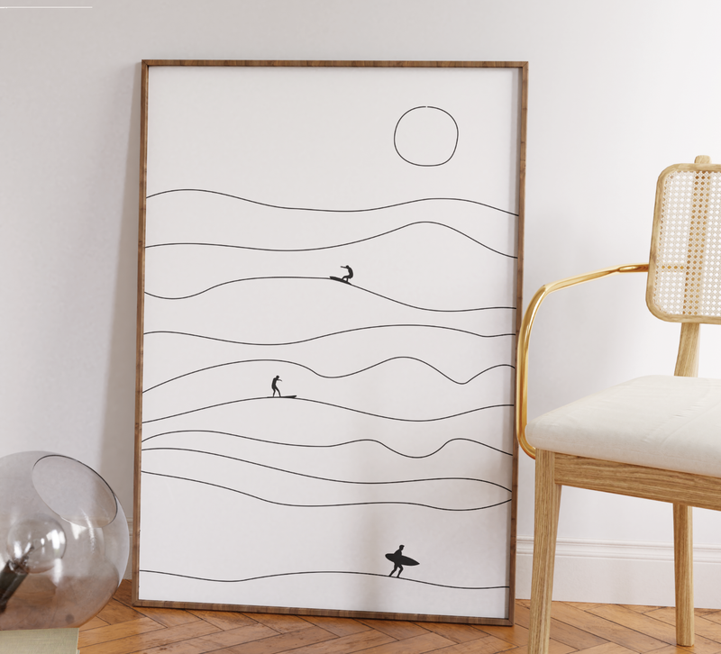 Dieses **Surf Poster** zeigt minimalistische **Wellen, Surfer & Sonne** – perfekt für Strand-Vibes zuhause! **Fineart-Druck** auf 200 g/m² Premium-Papier, erhältlich in verschiedenen Größen.