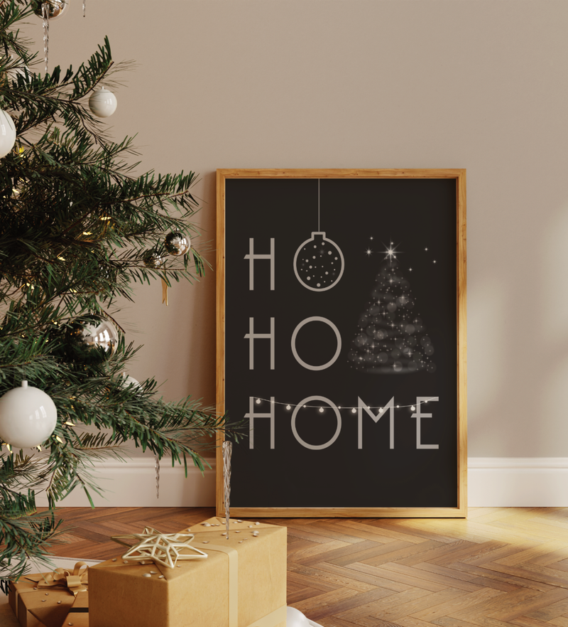 Minimalistisches Weihnachtsposter mit dem Schriftzug ‚Ho Ho Home‘ in Grün oder Schwarz, dekoriert mit Weihnachtsbaum, Kugel und Girlande – gedruckt auf hochwertigem Fineart-Papier.