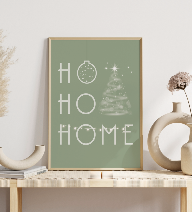 Minimalistisches Weihnachtsposter mit dem Schriftzug ‚Ho Ho Home‘ in Grün oder Schwarz, dekoriert mit Weihnachtsbaum, Kugel und Girlande – gedruckt auf hochwertigem Fineart-Papier.